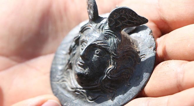Perre Antik Kenti nde 1800 yıllık bronz madalya bulundu