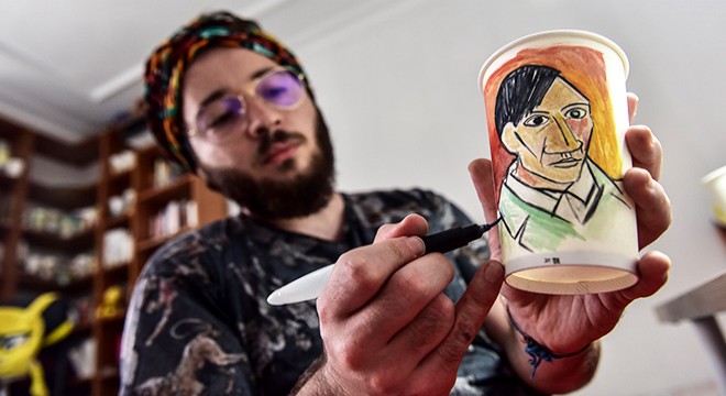 Picasso'nun eserlerini 10 kuruşluk bardaklara çiziyor