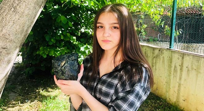 Piknikte bulup 'meteor' sandığı taşa gözü gibi bakıyor