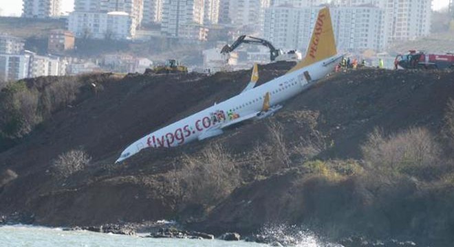 Pistten çıkan uçağın pilotu yardımcısını suçladı