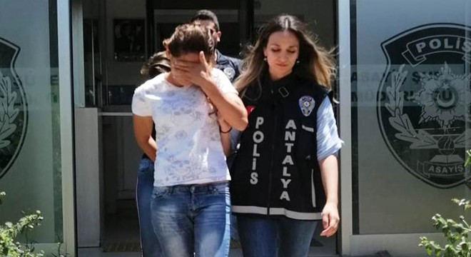 Plastik kartla kapılarını açtıkları evleri soydular
