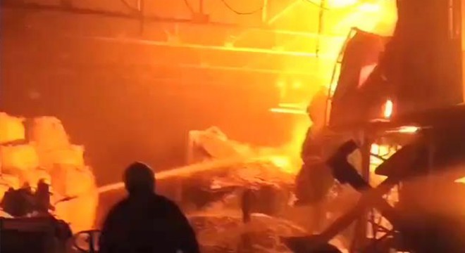 Plastik atık fabrikasında çıkan yangın, hasara neden oldu