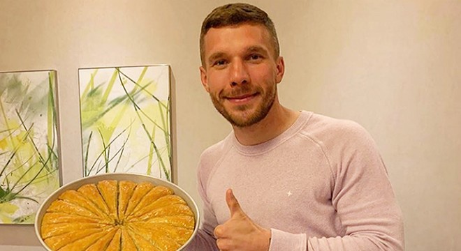 Podolski den Gaziantep baklavasıyla  evde kal  çağrısı