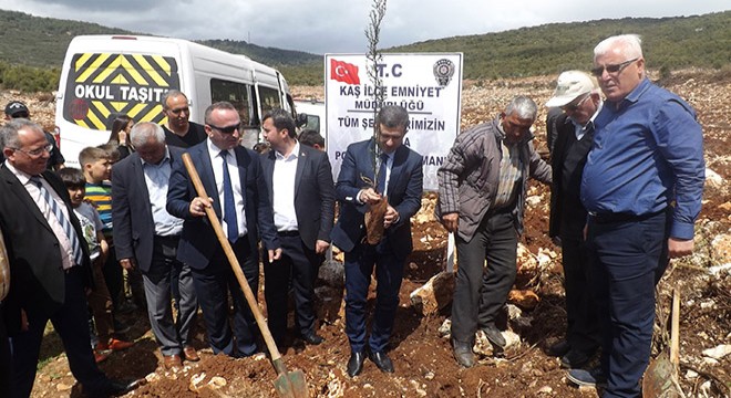 Polis Hatıra Ormanı'na fidan dikildi