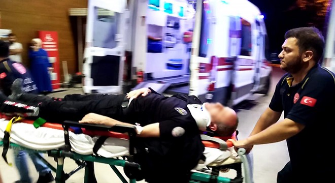 Polis ekibi, otomobille çarpıştı: 2 polis yaralı