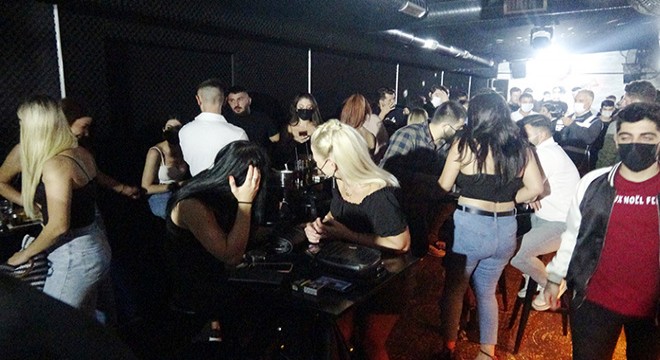 Polis 'korona parti'sini bastı: 239 bin TL ceza kesildi
