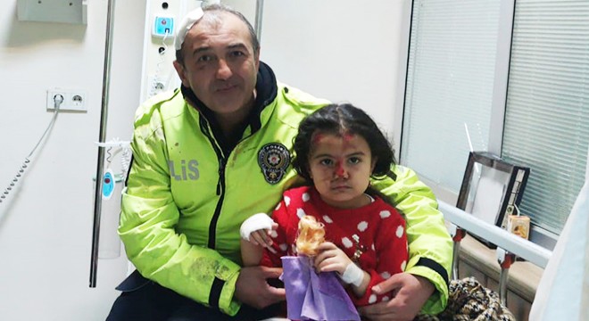 Polis memuru, Aysima'yı otomobilin altında kalmaktan kurtardı