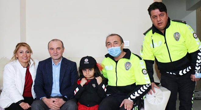 Polis memuru, kurtardığı Aysima'yı evinde ziyaret etti