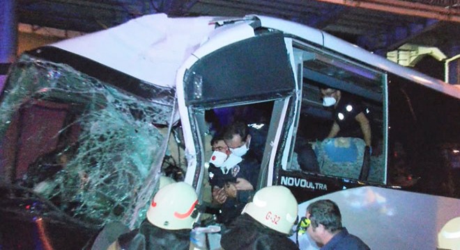 Polis midibüsü kaza yaptı, 3 polis ağır yaralandı
