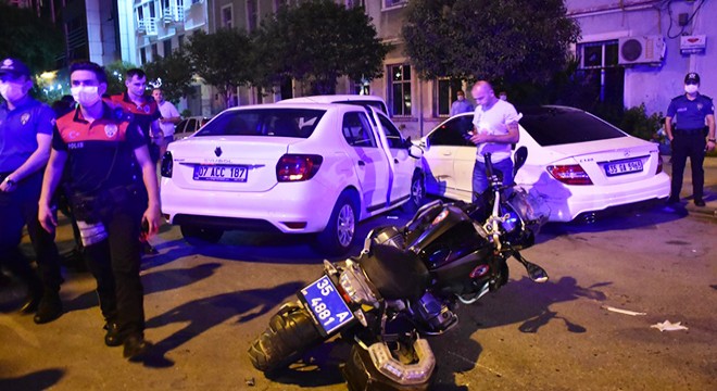 Polis motosikleti ile otomobil çarpıştı: 2'si polis 4 yaralı
