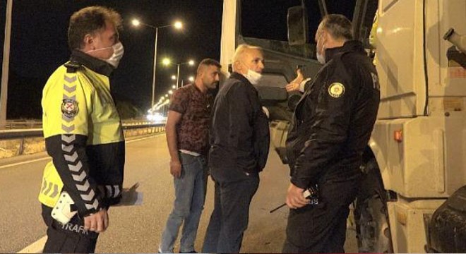 Polis noktasına hızlı giren TIR, tedirginliğe neden oldu