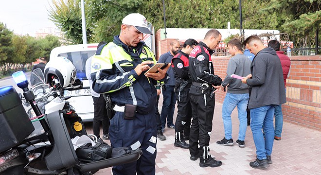 Polis, okul önlerinde denetim yaptı