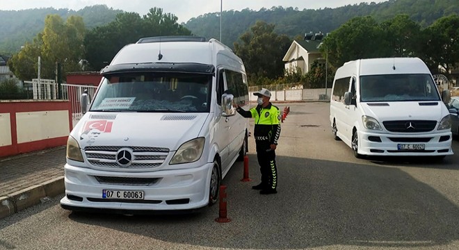 Polis, okul servis araçlarını ve sürücüleri denetledi