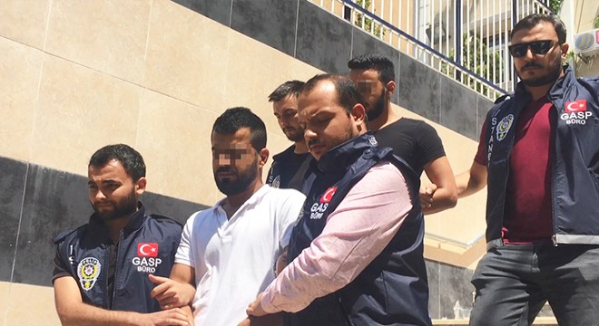Polis olduklarını söyleyerek darp edip, dövizlerini çaldılar