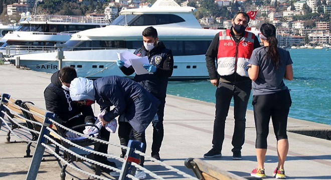 Polis yasağa rağmen sahilde yürüyenlere işlem yaptı