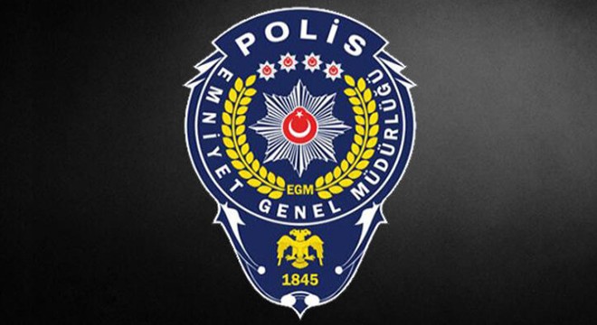 Polis, yola dökülen meyveleri çiftçiyle birlikte topladı