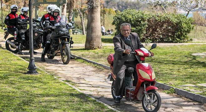 Polis, 65 yaş üstü Antalyalıları evine gönderdi