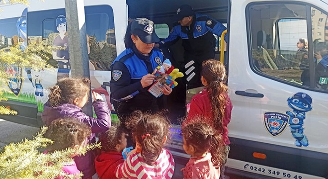 Polis abla ve ağabeyleriyle unutulmaz bir gün yaşadılar