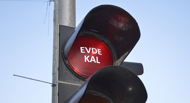 Polis anonslarında ve trafik ışıklarında  evde kal  uyarısı