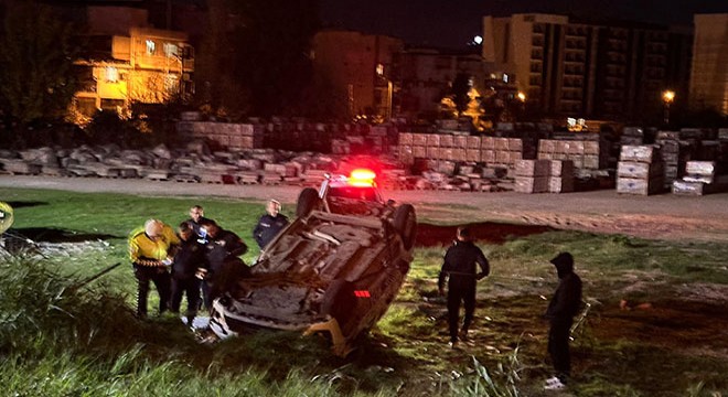 Polis aracı devrildi; 3 yaralı