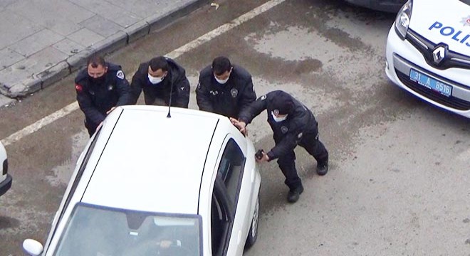 Polis, arızalanan otomobili iterek çalıştırdı