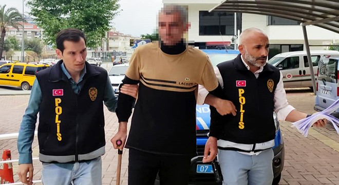 Polis, hırsızlık şüphelisini bastonundan yakaladı