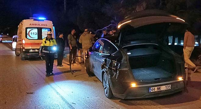 İki otomobile çarpıp kaçan kamyonet sürücüsü aranıyor