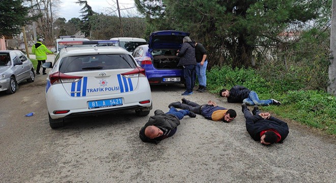 Polis, kaçmaya çalışan 4 kişiyi havaya ateş ederek yakaladı