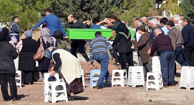 Polis kardeşinin öldürdüğü Ebru, toprağa verildi