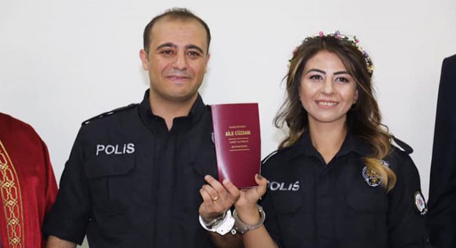 Polis memuru çifte kelepçeli nikah töreni