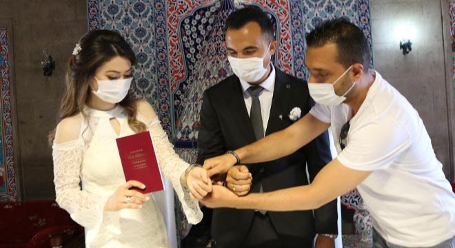 Polis memuru çifte, kelepçeli nikah töreni