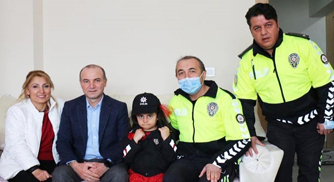 Polis memuru, kurtardığı Aysima yı evinde ziyaret etti