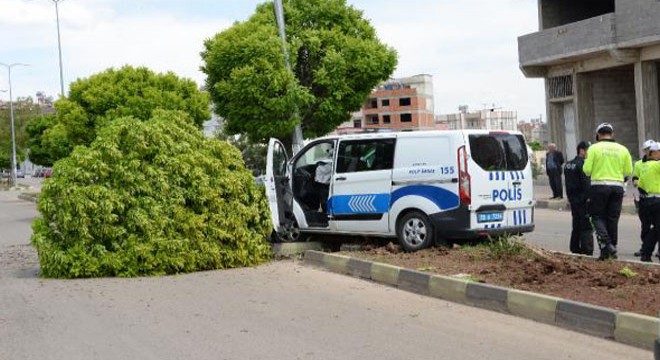 Polis minibüsü önce ağaca sonra direğe çartı