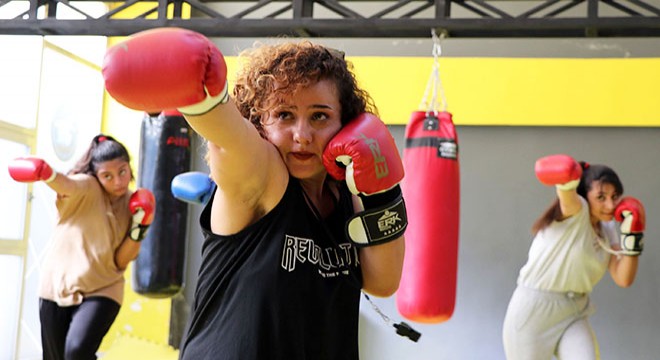 Polis olmak isteyen Vanlı kızlar, kick boks kursunda