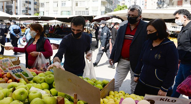 Polis, pazarda sosyal mesafeye uymayan vatandaşları uyardı