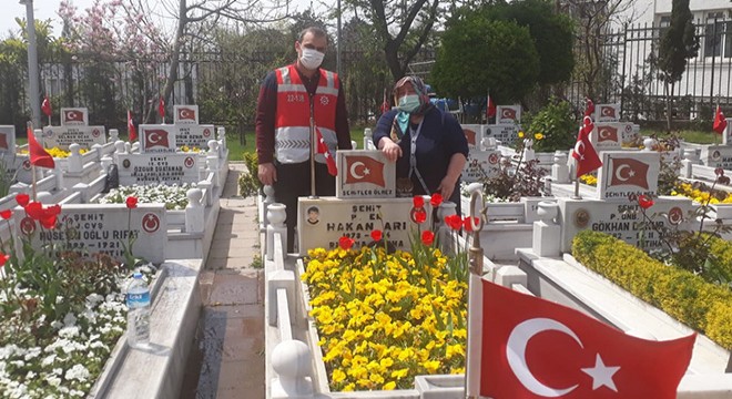 Polis, şehit annesini evinden alarak şehitliğe götürdü