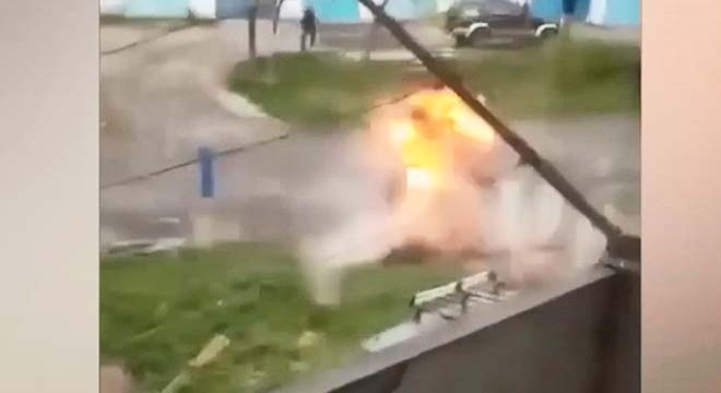 Polise gözdağı vermeye çalıştığı bomba elinde patladı