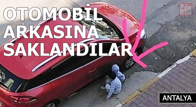 Polisi gören çocuklar otomobil arkasına saklandı