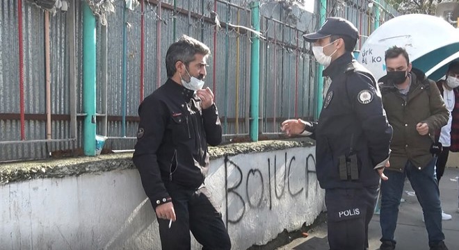 Polisi gören sigarayı yere attı