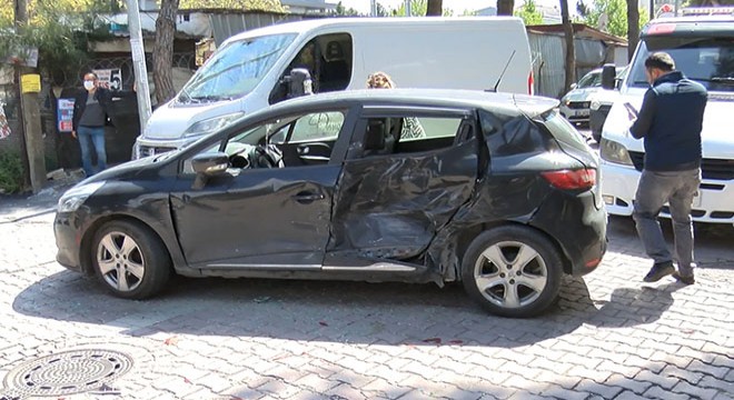 Polisi gören 'torbacı' 3 araca çarparak kaçtı