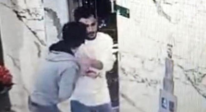 Polisi görünce arkadaşını öldürdüğü bıçakla intihar etti