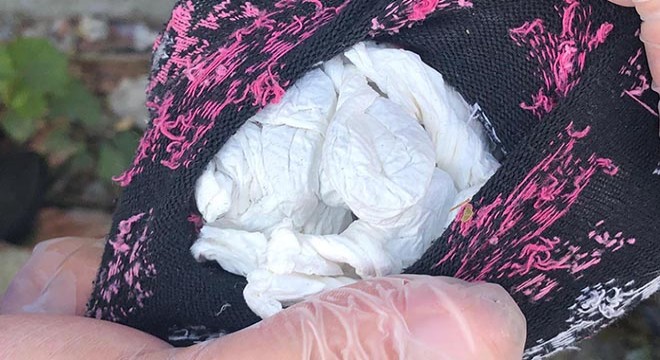 Polisi görünce attıkları çoraptan uyuşturucu çıktı