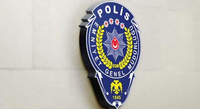 Polisi görünce otomobilini bırakıp kaçtı