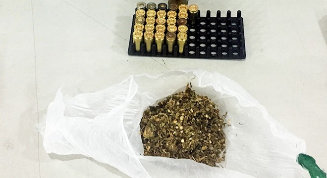 Polisi görünce uyuşturucuyu sobaya attılar