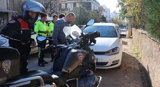 Polisin 'Dur' ihtarına uymadı, otomobilini bırakıp kaçtı
