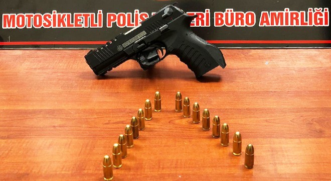 Polisin durdurduğu araçta silahla yakalandı