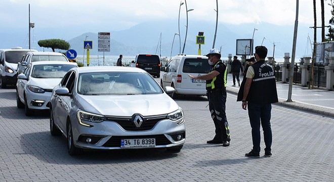 Polisin 'maske' denetiminde, 1 saatte 23 sürücüye ceza