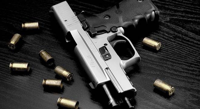 Polisin silahından çıkan kurşunla öldü