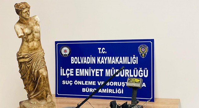 Polisin baskın yaptığı evde, tarihi heykel bulundu