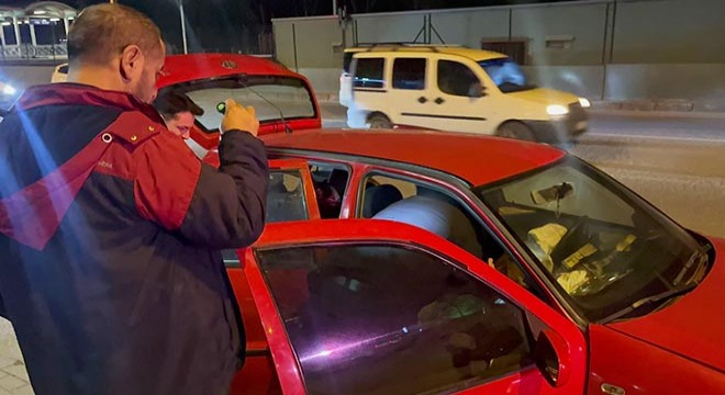 Polisin  dur  ihtarına uymadı; otomobiliyle duvara çarpınca yakalandı